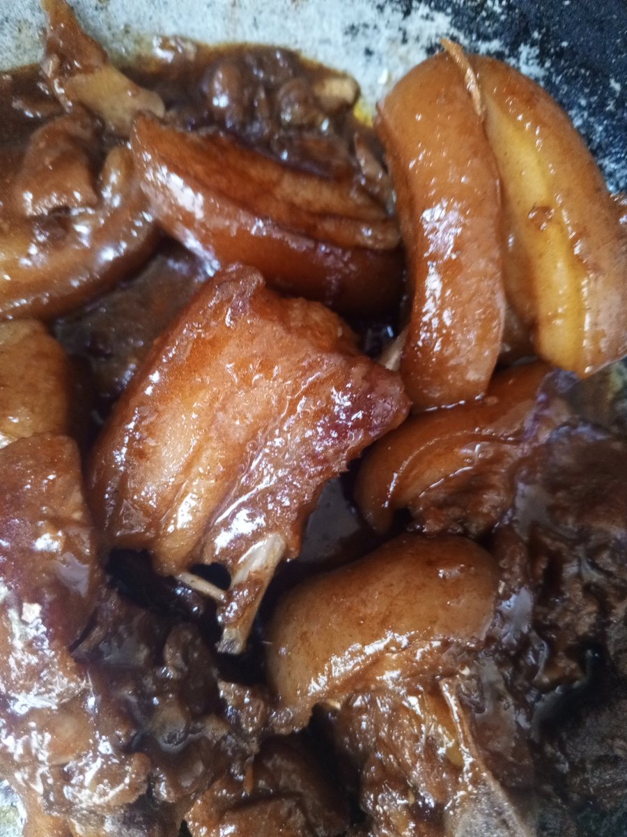 Kizenga's tweet photo. What would you serve this braised pork belly with? rice, Ugali, banana, Jolof, or Potatoes or just broccoli? https://t.co/csDUyvwE7W