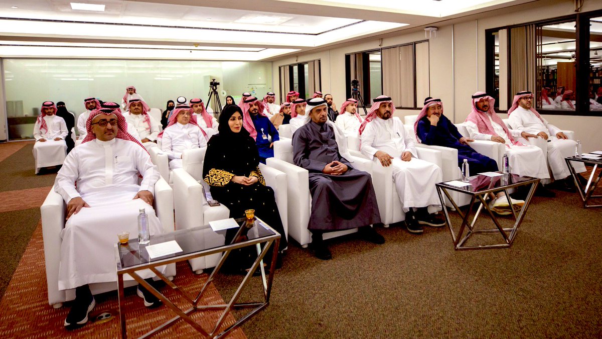 برعاية عميد البحث العلمي بجامعة الملك سعود وحضور مستشار وزير الطاقة، اختتم برنامج "جسور الطاقة" أعماله لتأهيل كفاءات في إعلام الطاقة. البرنامج نفذه كرسي د. إبراهيم المهنا بتمكين من مؤسسة "مسك" عبر 80 ساعة تدريبية مكثفة، شملت تطبيقات نظرية وعملية.