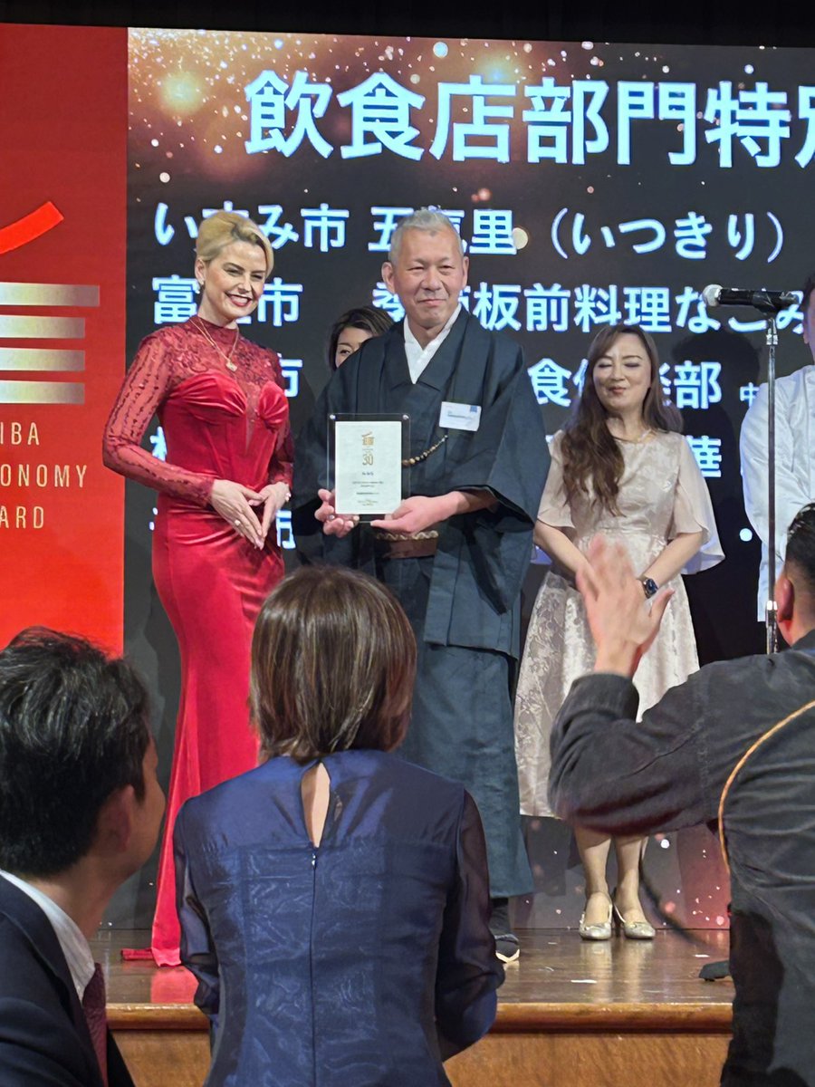 tomocanaria's tweet photo. 【第2回ちばガストロノミーAWARD】

多くの飲食店の中からトップ30に選出頂きました
その中から5店舗のみの特別賞という名誉ある賞を受け賜りました

千葉県で生まれ
千葉県で育ち
千葉県で商売させて頂ける事に喜びを感じております

#第2回ちばガストロノミーAWARD特別賞
#季節板前料理なごみ
#富里 https://t.co/CUuMtE1qUX