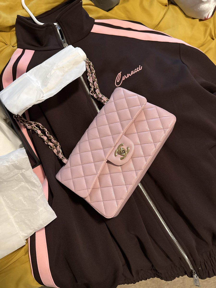 Only pics was cute was the ones w/ my eyes closed 😭😭😭anyways otw to Dubai finally 🥰