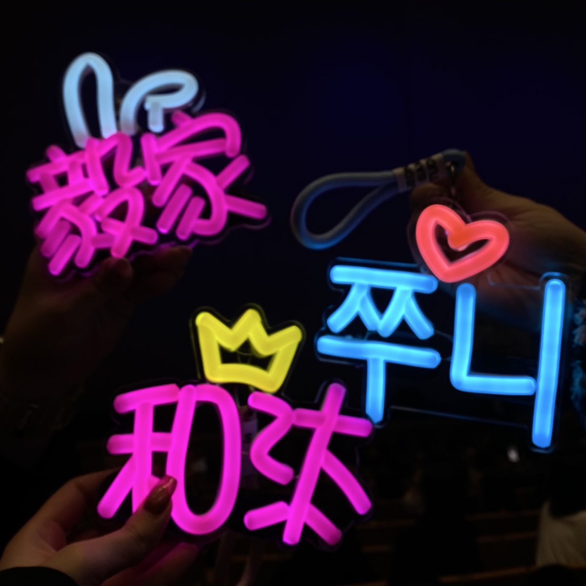 natchseyo's tweet photo. 福岡行けてよかった‼️
のんちが可愛いペンラカバー
作ってくれたの忘れない〜😭🩵
もつ鍋も食べれて最高だ���た(˚ ˃̣̣̥᷄ω˂̣̣̥᷅ ) https://t.co/LbQostDST4