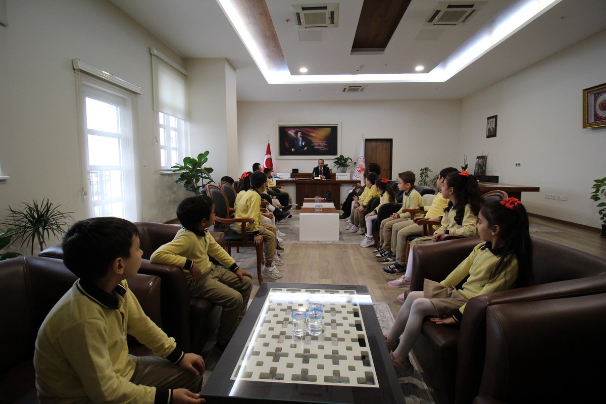 Cumhuriyet İlkokulu 2/B sınıfı öğrencilerimiz Okul Müdürü Cafer KARA ve Sınıf Öğretmenleri Emel CEYLAN ile birlikte Kaymakamımız Sayın Ali ERDOĞAN’ı makamında ziyaret etti, kamu yönetimi hakkında merak ettikleri konuları sordular.