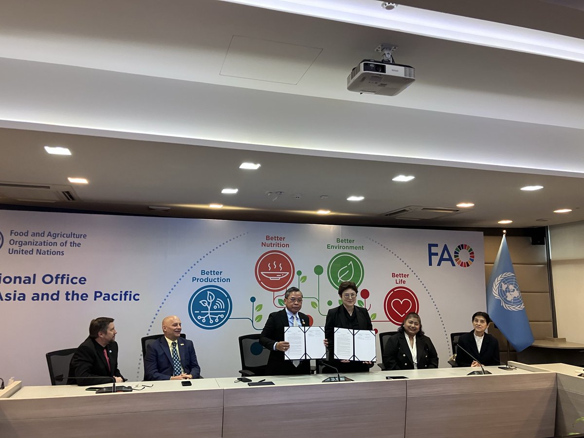 Kaz_Fujiwara's tweet photo. @FAOAsiaPacific @a_dohong ADG/RR &amp; @seaohun_sec Dr. Walasinee Sakcamduang, Chair, a regional network of over 100 universities in #SoutheastAsia, signed a MoU to partner &amp; advance #OneHealth approach - #People #Animal #Planet Health #CapacityDevelopment #Youth #KnowledgeSharing https://t.co/DrQ1v4TZBC