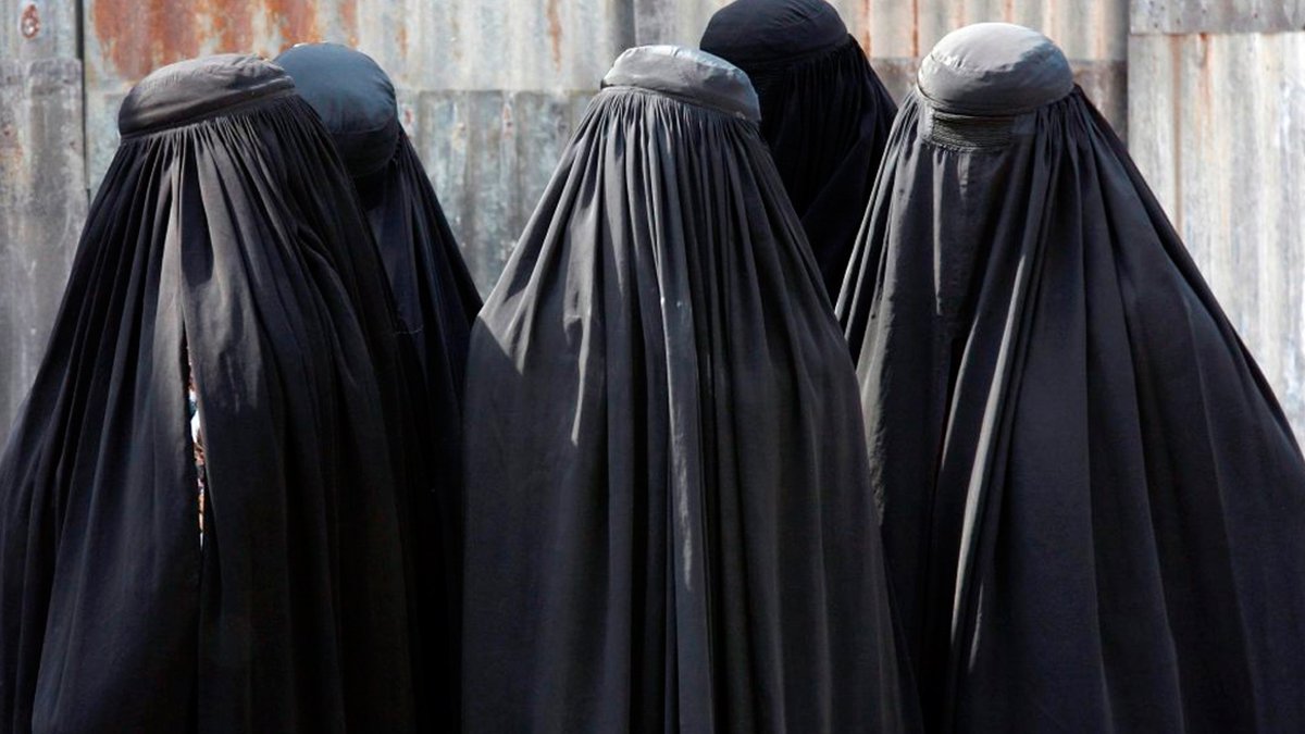 El burka no es ninguna tradición ni costumbre islámica. Nació en Afganistán hace poco más de 100 años como método por parte del emir Habibullah Khan para evitar que nadie pudiera ver a las mujeres de su harén. Hasta los años 90 del siglo pasado, hace sólo unos 40 años, los