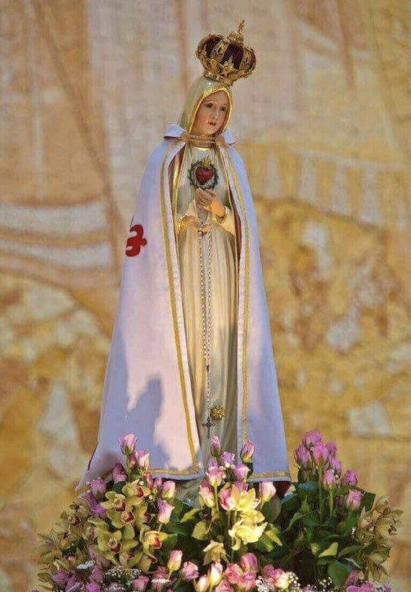 Dios te salve, María, 
llena eres de gracia;
el Señor es contigo.
Bendita Tú eres 
entre todas las mujeres,
y bendito es el fruto de tu vientre, Jesús. 

Santa María, Madre de Dios,
ruega por nosotros, pecadores,
ahora y en la hora de nuestra muerte. Amén 🙏