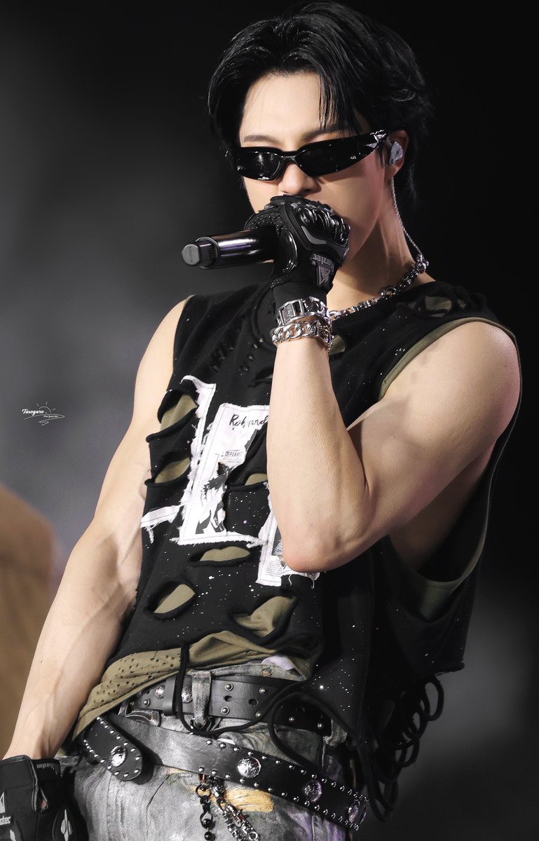 เห็นรูปนี้แล้วอยากเล่นมุกเบียวๆ แบบบ้านพี่ต้นไม้ไม่มีใบเพราะพี่เด็ดว่ะ55555555555555555555555
