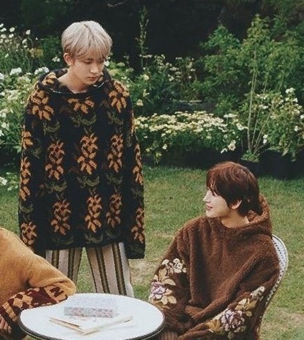 쟤 되게 신기한 옷 입었다