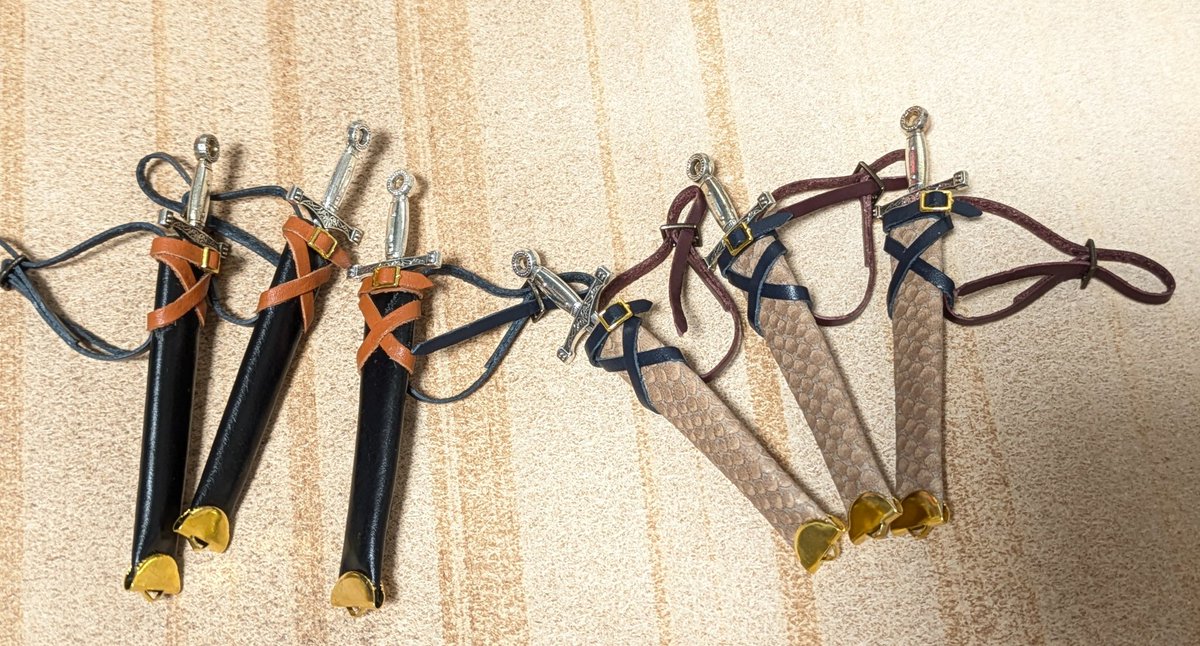 大きめの背負い剣、作りました！ 蛇柄は革がなくなったので、これで