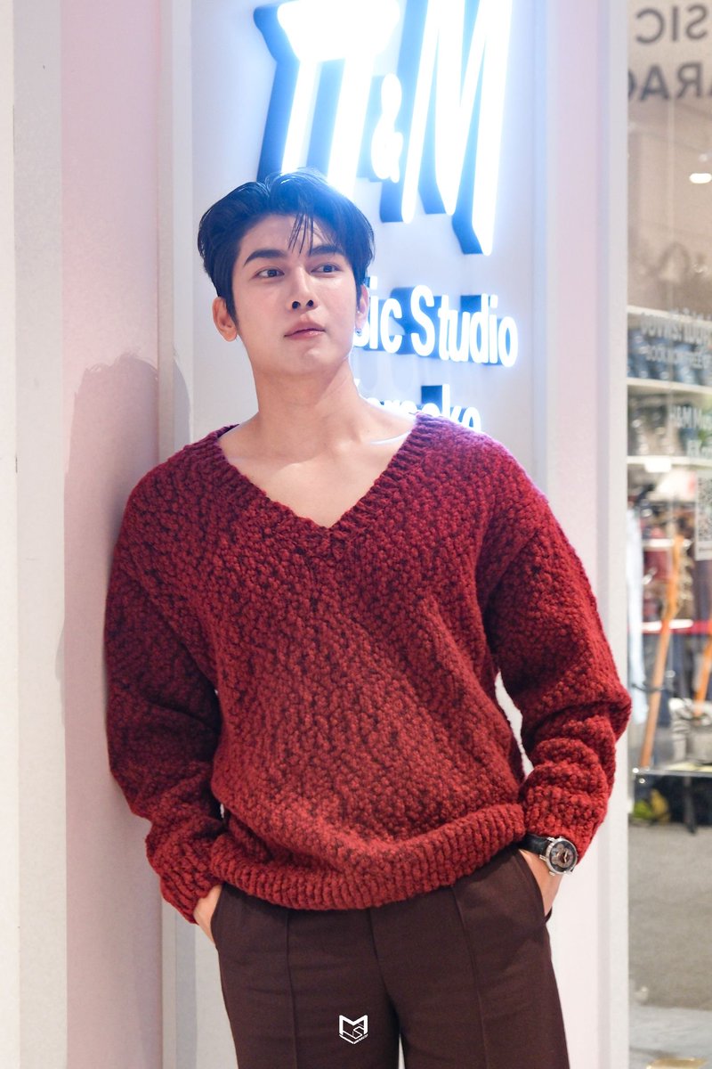 MewsuppasitTH's tweet photo. ยืนเฉยๆ ยังหล่อ 🥰🥰

MEW AT HMLUNAR NY26
 
@MSuppasit
#HMLunarxMEW https://t.co/IwwtVj974l