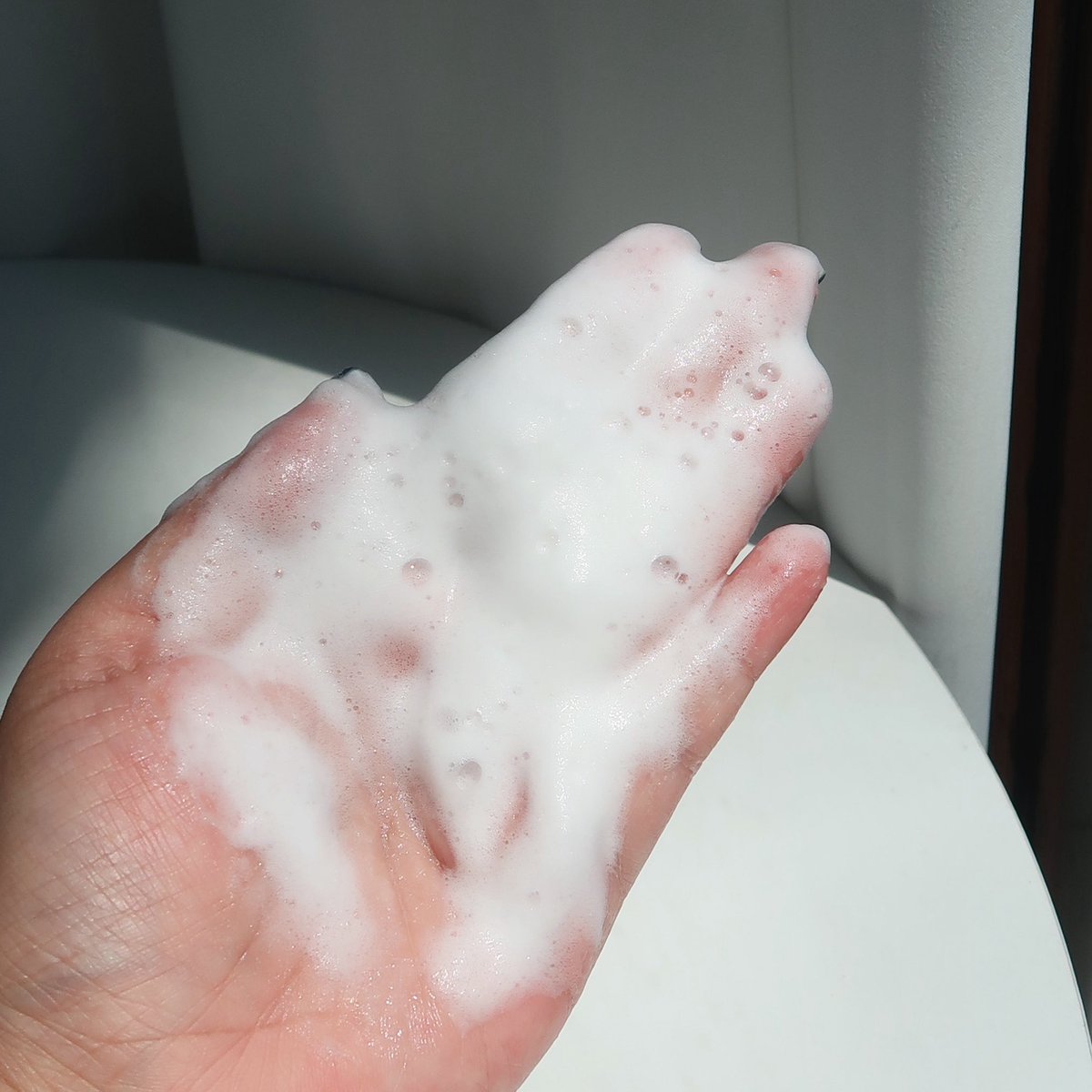ล้างหน้าสนุกขึ้นมากๆตั้งแต่ใช้วิปครีมคลินเซอร์ของ #PeterThomasRoth วิปโฟมฟองนุ่มมาก เขย่าขวด บีบแล้วใช้ได้เลย เนื้อเบา ล้างหน้าสะอาด ผิวไม่แห้งตึงหลังใช้ สบายผิวสุดๆ เป็นสูตรสำหรับผิวบอบบางด้วย ไม่มีน้ำหอม พาราเบน ซิลิโคน ตำมาจาก sephora น้าาา