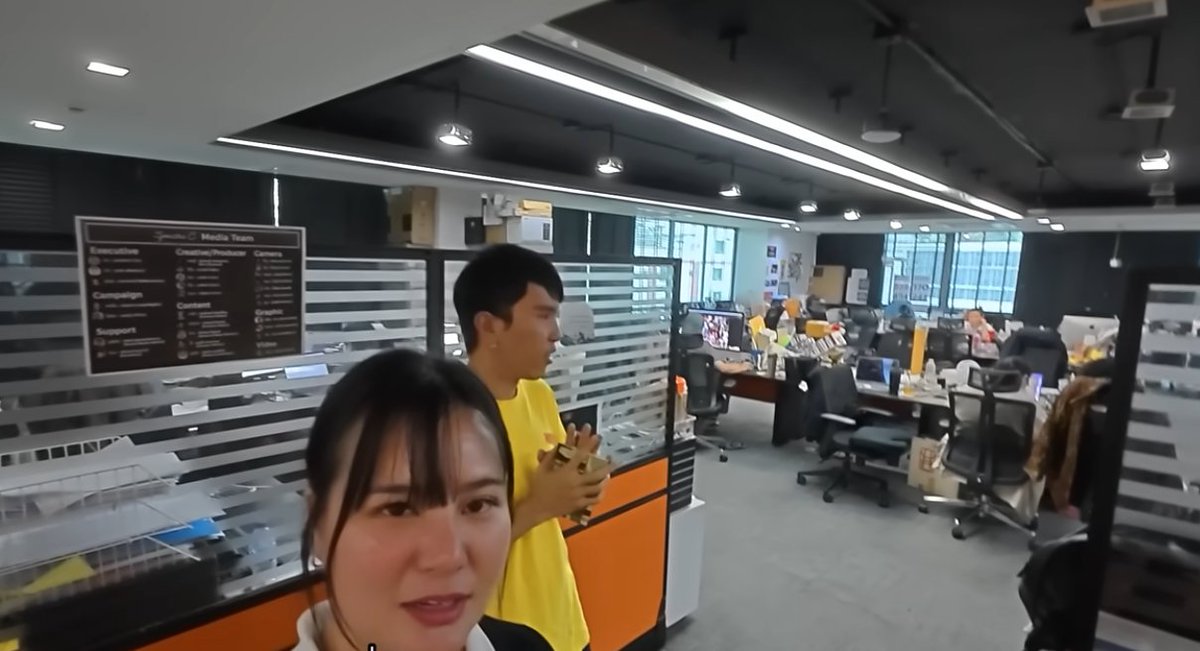 ช่อง Youtube  PONGKOOL24 ก็ไปบุกพรรคมา เมื่อเดือนธันวาปีที่แล้วนี่เอง นี่เหรอวะ สำนักงาน ทำ io ของพรรคส้ม 

กูจะบ้า