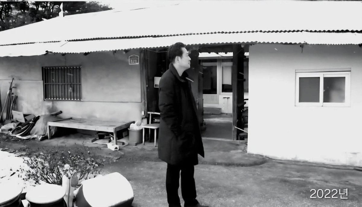 장동혁 국힘당 대표의 95세 노모는 낡은 시골집이 아니라 고향인 충남 보령시의 아파트에 사신답니다. 그러니 서울에 집이 여러 채 있긴 하지만 모시지 않는다고 해서 불효자라고는 할 수 없겠습니다. 2022년의 사진을 걸어 놓고 국민을 속인 걸 참 나쁘지만...