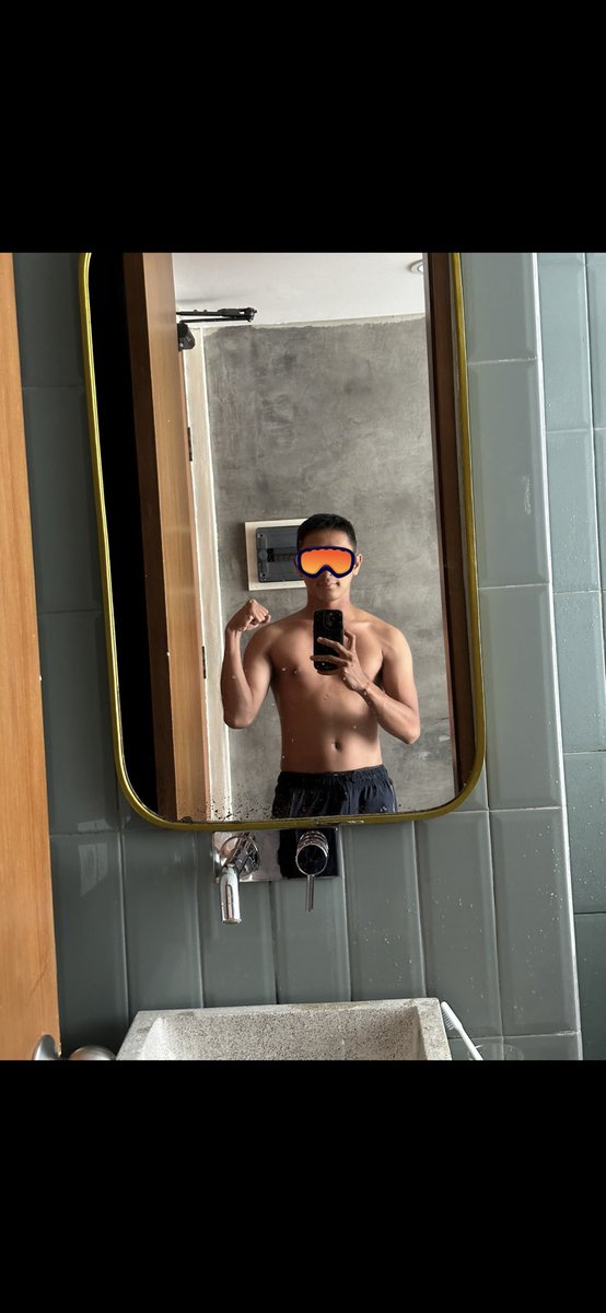 R ⬆️ tweet media