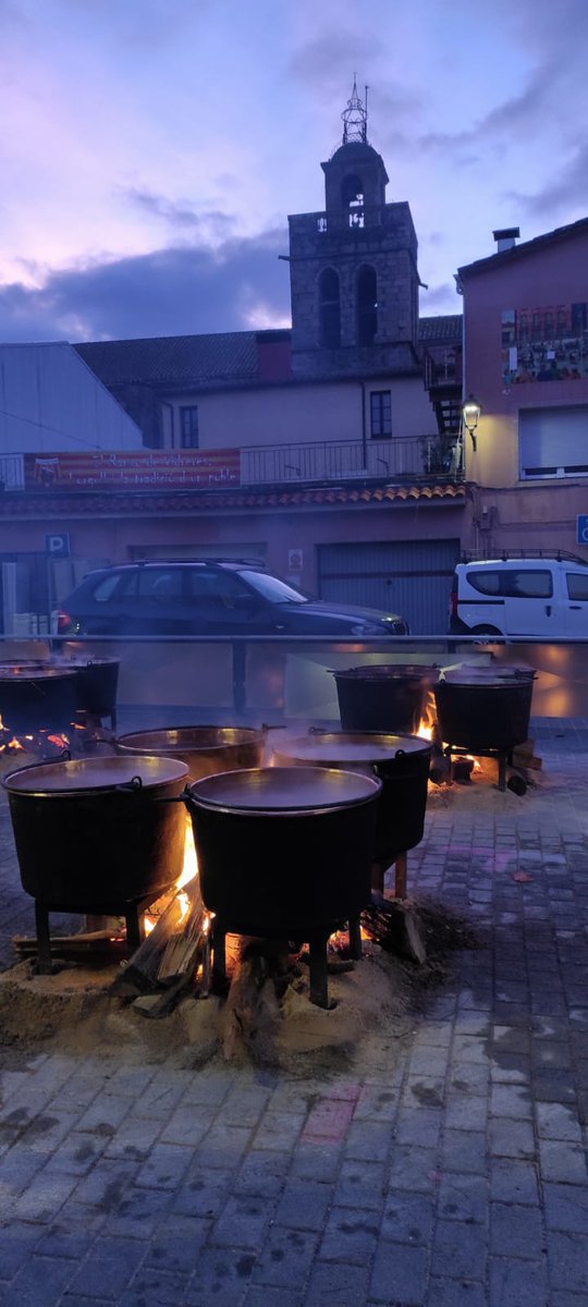 La gran fiesta en mi pueblo 
Las perolas ya empiezan a bullir,el resultado ,un sabroso potaje La tradición viene de muy antiguo,daban de comer a los necesitados
Mi sonrisa tuiter@s