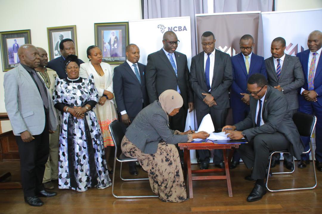 TeddyNabakoozaG's tweet photo. Buganda Kingdom partners with NCBA bank to plant and nurture over 100 hectares of forest in Buddu County.
Focus is on indigenous, medicinal and fruit trees to foster carbon sequestration, health and food safety. @MartinMwanje3
@NCBAUganda #Treegrowing #Sustainability #restore https://t.co/SJcboAKtov