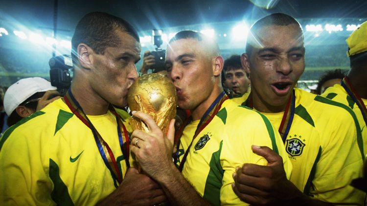 Si viviste el Mundial 2002, sabes que esto no es moda retro.

Es memoria.

Es madrugar para ver partidos.
Es discutir en el colegio quién era mejor.
Es ese verano que parecía eterno.