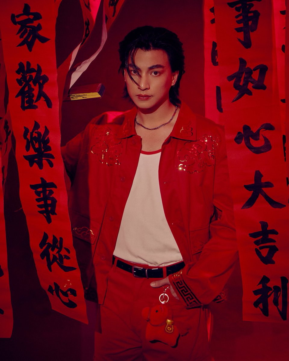 ไฮแฟชั่น!!! กลัฟ คณาวุฒิ กับเซ็ทตรุษจีน 2026 Modern Chinese Elegance ✨❤️
 
#กลัฟคณาวุฒิ #GulfKanawut

หล่อ เข้ม เรียบ โก้!!! นำเทรนด์สุด ๆ กับคอนเซ็ปตรุษจีนในปี 2026 กับสายแฟหนุ่ม "กลัฟ คณาวุฒิ ไตรพิพัฒนพงษ์" ที่ให้อารมณ์ผู้ชายแข็งแกร่ง ทรงพลัง 

Link facebook.com/share/1KEGoQCD…