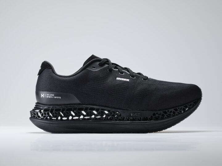 東京・世田谷発のパフォーマンスランニングブランドHYBEXが、ブランド初のランニングシューズ「HX LENS」を2月20日より発売します。特許取得済みの「HeliXソール」が着地衝撃をエネルギーに変換し、高い衝撃吸収性と滑らかな体重移動を両立。axismag.jp/posts/2026/02/…