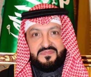 naif_binhumeid's tweet photo. مرثية أبا فيصل
معالي العم والوالد اللواء الطبيب  أشرف بن محمود بخش – رحمه الله

تربّيتُ في ظلكَ العمرَ كلَّه،
فكنتَ أبي…
بل ما بعدَ الأب.

كبرتُ على يديك،
ونشأتُ على خُلقك،
فما عرفتُ للخير وجهًا
إلا وكان يشبهك.

علّمتنا الدينَ سلوكًا لا خطابًا،
والوطنَ حبًّا لا ادّعاء،
وغَرستَ فينا الوفاء
كما تُغرسُ القيمُ في القلوب.

كنتَ نعمَ الأب،
ونعمَ القريب،
ونعمَ الصديق،
ونعمَ السند إذا ضاقت الدروب.

وحين رحلت…
لم ترحل وحدك،
تزاحمت الخطى خلف نعشك،
وتسابق الناس إلى الدعاء،
كأن القلوب جاءت قبل الأقدام
تشيّعك حبًّا ووفاء.

ازدحمت الأرض بك يوم وداعك،
كما ازدحمت المجالس باسمك،
وجاءك الناس من كل درب،
لا مجاملةً…
بل اعترافًا بمكانتك في القلوب.

كنتَ للناس طبيبًا وأمانًا،
وللضعيف رحمة،
وللمحتاج بابًا لا يُغلق،
وللخير عنوانًا
إذا ذُكر اسمك حضر.

رحمك الله يا من لم تلدني أمي منك،
لكن قلبك ربّاني،
ويدك صنعتني،
فكنتَ لي أبًا بالفعل قبل القول.

ما تمنّينا شيئًا إلا وسبقْتَ إليه،
ولا خطر في الخاطر أمرٌ
إلا وكنتَ حاضرًا.
لم نعرف النقص،
ولا عرفنا الحاجة
وأنت بيننا.

كان أبي أقرب الناس إليك،
أخًا تجاوز معنى الأخوّة،
ورابطةً لو وُجد اسمٌ أصدق منها
لحملته دون تردّد.

ثم رحلت فجأة،
صحيحًا، معافى،
لم تشتكِ يومًا،
لكن فراقك كان الشكوى الكبرى
في صدورنا جميعًا.

رحمك الله يا أبا فيصل،
رحلتَ وتركت أبناءك أيتامًا من بعدك،
وكنتُ والله واحدًا منهم،
أقف اليوم يتيم القلب،
فاقد السند،
لا أبحث عنك إلا في الدعاء.

نم قرير العين،
فقد تركت أثرًا لا يزول،
وذكرًا لا يُنسى،
ودعوةً صادقة
تُرفع لك ما بقي الوفاء في الصدور.

لا نقول: لماذا؟
بل نقول:
الحمد لله على قضائه،
والرضا بحكمه،
والصبر الجميل على فراقك.

اللهم ارحمه بقدر ما كان رحيمًا،
واغفر له بقدر ما أعطى،
واجعل قبره روضة من رياض الجنة،
واجمعنا به في مستقر رحمتك،
وارحم موتانا وموتى المسلمين أجمعين.
#الدكتور_اشرف_بخش