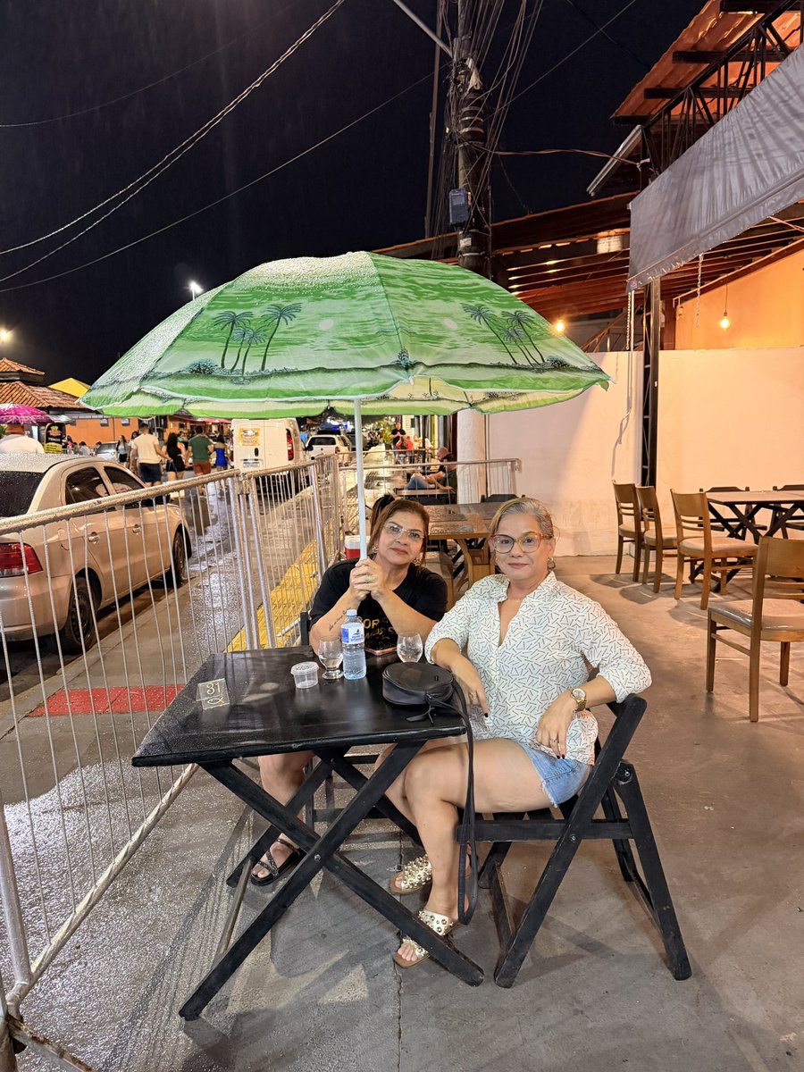 Elas ainda ñ sabiam e revezavam o ☔️bem lady para assistir o movimento, mas meia hora depois estariam pulando carnaval, voltando pra casa descalças, brincos perdidos, colocando tapete pra poder entrar no carro de tão ensopadas e felizes da vida numa segunda-feira despretenciosa