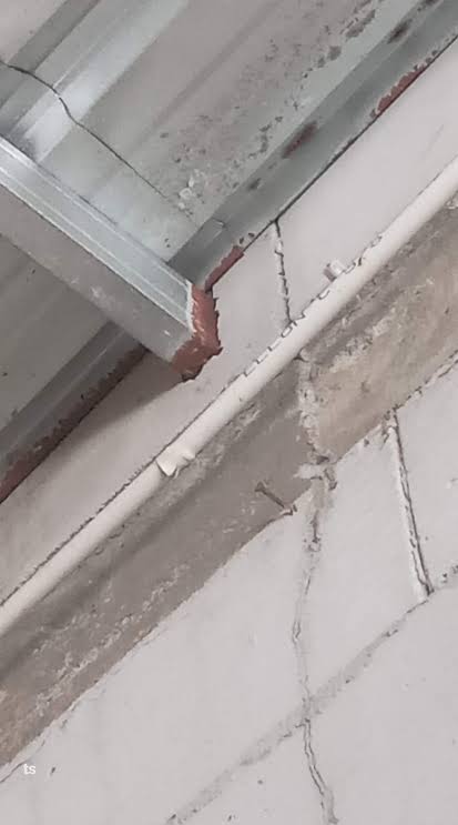 Gerindaa's tweet image. Saya kasih tau nih, kalo lu lagi bangun rumah atau bikin kanopi dari baja ringan, jangan mau lu dibodohin tukang.

Baja ringan jangan di cor langsung ke coran atau adukan.
Baja ringan tuh tipis, karena reaksi kimia semen mengikis lapisan pelindung galvanis, menyebabkan karat dan…