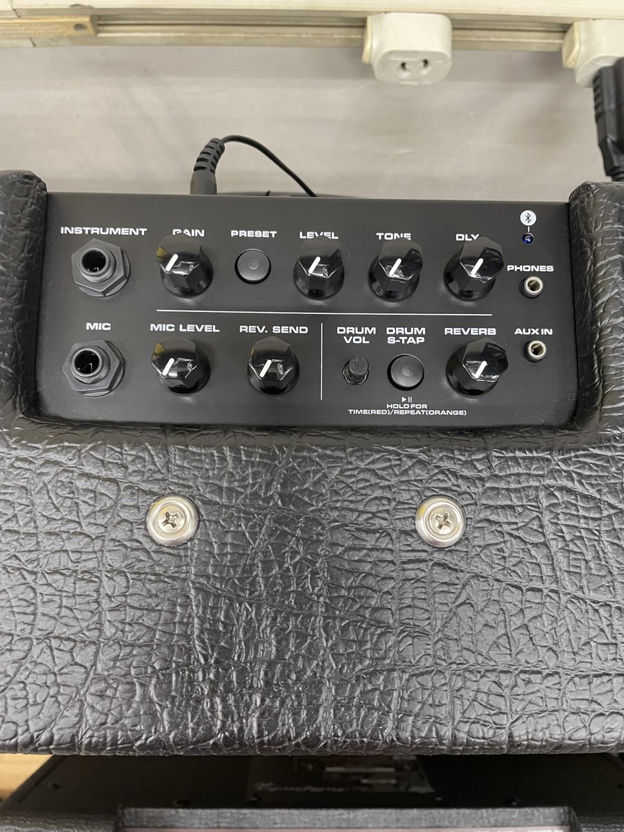 持ち運びにも便利★

スマホアプリと連携で音作りを楽しめたり、PCと接続してオーディオインターフェイスとしても使用可能なポータブルアンプ！

自宅でじっくりと音作りしたい人にもオススメです～

是非試奏お待ちしてます～😉

本日のスタジオ予約状況～bit.ly/2uhDP1a