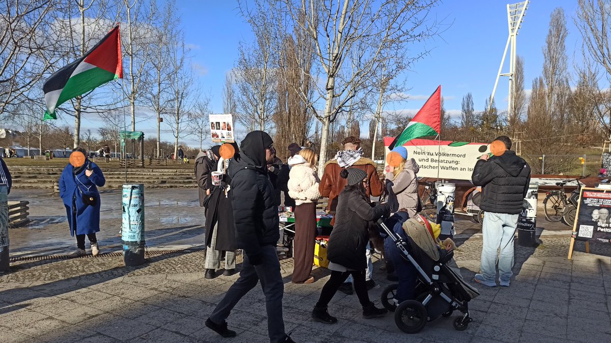 Mausebaer17's tweet photo. Der Infostand im Mauerpark war wie immer gut besucht. Es gab nur einzelne Störversuche. Diesmal schien sogar die Sonne. Nächsten Sonntag wieder! #FreePalestine #FreeGaza #b1502 https://t.co/iHc4Y18TbQ