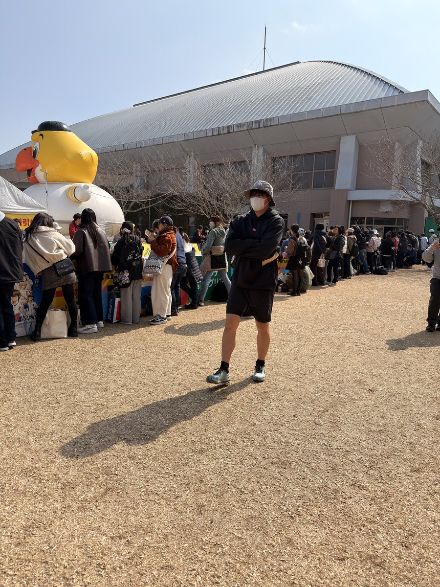 nishispo_hawks's tweet photo. 【宮崎キャンプ情報】
買い物後、ファンに紛れる上谷茶大河投手 https://t.co/vXq9rIYN1j
