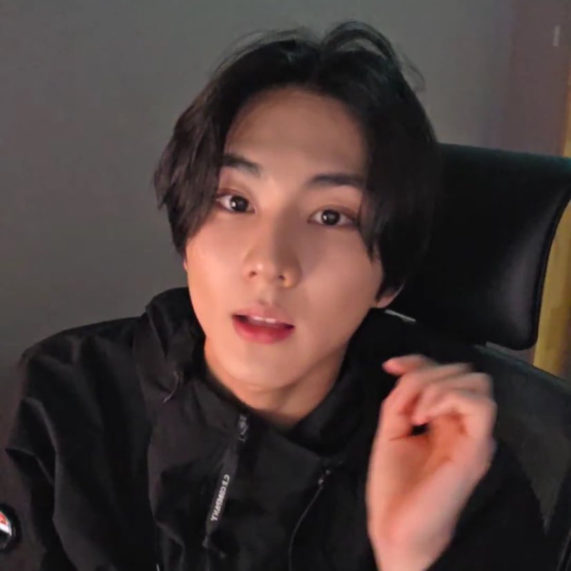 went thru my girlwon pics collection now i’m bricked asfk help 😂✌️