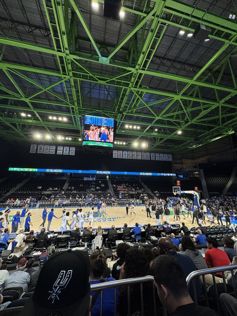andrew032302's tweet photo. life is short, go watch your local mid-major play hoops https://t.co/FpLtgehyz3