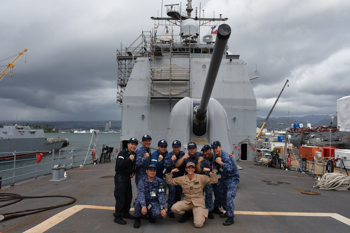 護衛艦「てるづき」は、ハワイ・パールハーバー入港中に米ホストシップ