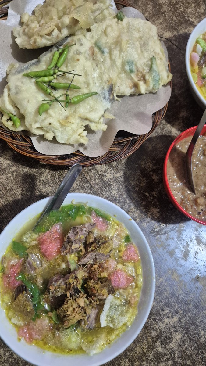 evawbw's tweet photo. Purwokerto, terima kasih banyak sudah memberikan suguhan yang sangat cocok di lidah. 😘

Udalah mau nangis akhirnya makan mendoan di tempat asalnya, ditambah ketemu nasi oseng sayur daun pepaya bunga kecombrang + mangut lele + bihun goreng + gembus goreng. 🥹👍🫶 https://t.co/yhXK38TnuQ