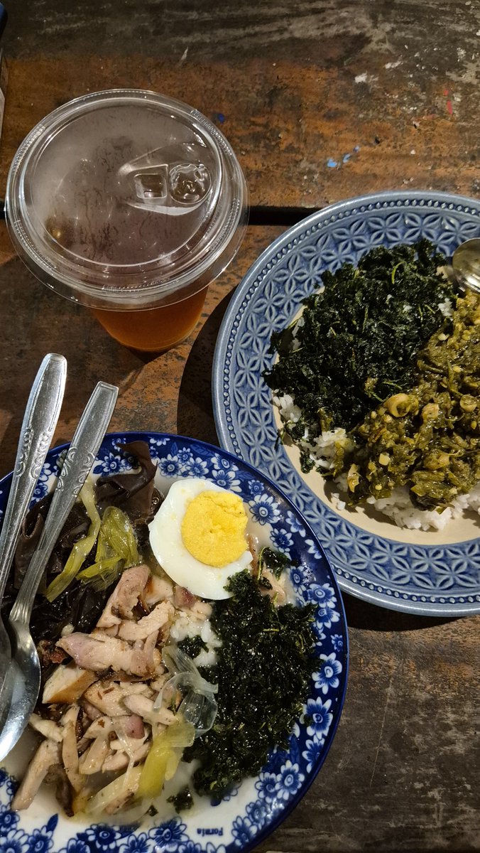 evawbw's tweet photo. Purwokerto, terima kasih banyak sudah memberikan suguhan yang sangat cocok di lidah. 😘

Udalah mau nangis akhirnya makan mendoan di tempat asalnya, ditambah ketemu nasi oseng sayur daun pepaya bunga kecombrang + mangut lele + bihun goreng + gembus goreng. 🥹👍🫶 https://t.co/yhXK38TnuQ