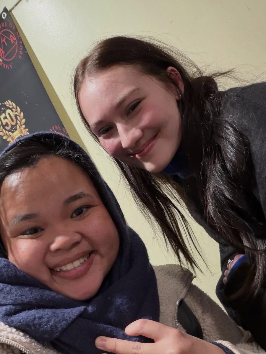 lolatungAR's tweet photo. Lola Tung con una fan recientemente. https://t.co/r62kneeKEu