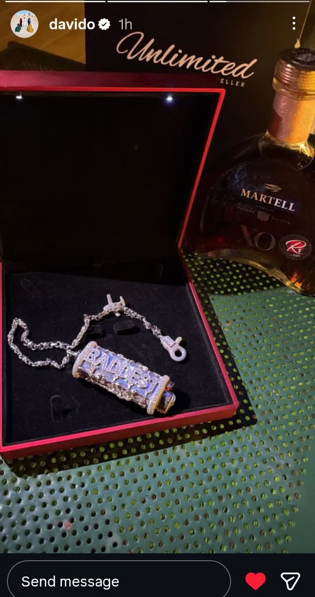 StoryTellersCs's tweet image. 30bg gather here, our godfather got a new lighter.

@davido #30gb #davido #Baddest !!!