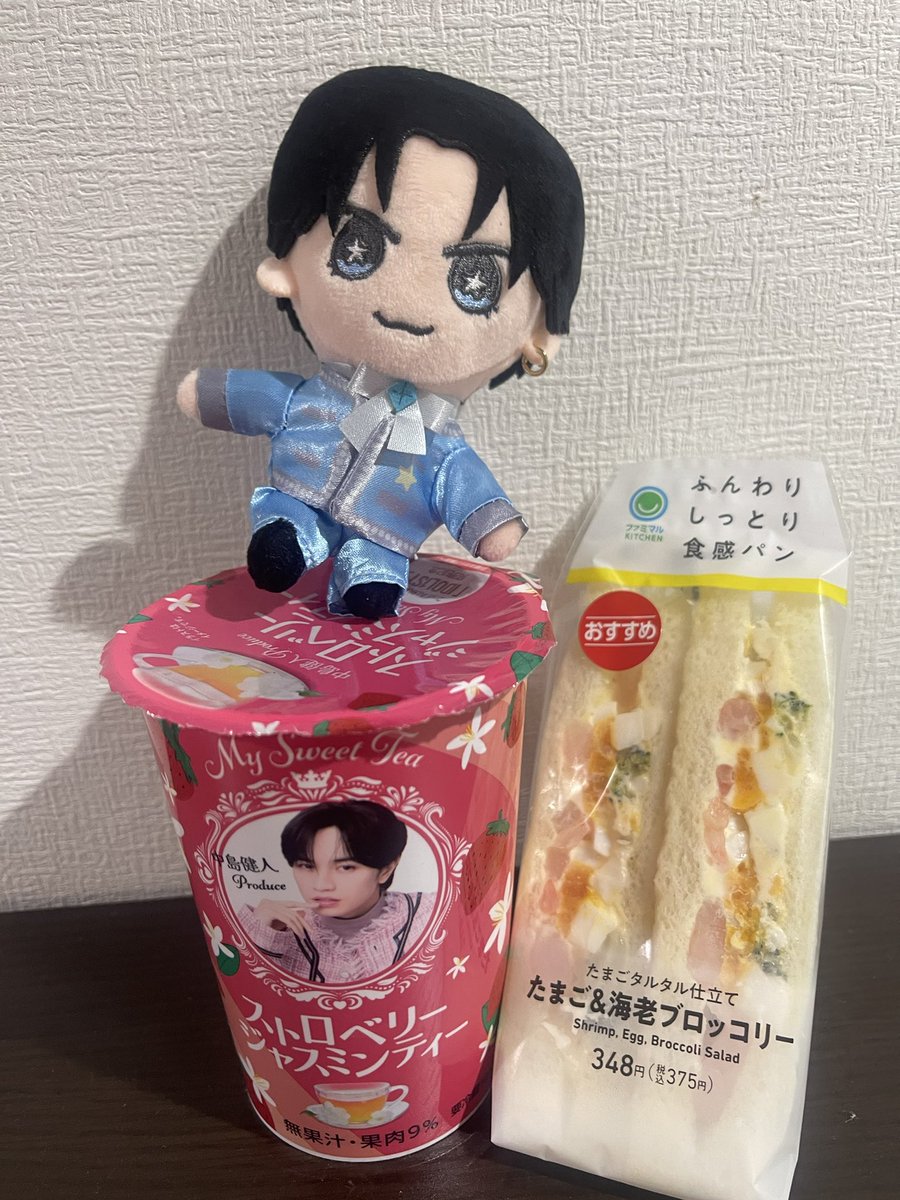 ak0313ktt's tweet photo. ストロベリージャスミンティー買いに行ったら、美味しそうなサンドイッチあったから買っちゃった！
お昼ご飯が豊かになった💙 https://t.co/8ytlhGsjog