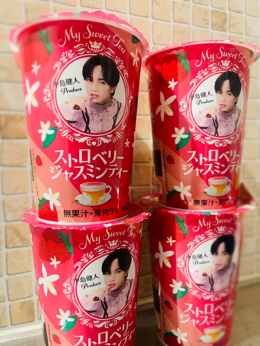 ak0313ktt's tweet photo. ストロベリージャスミンティー買いに行ったら、美味しそうなサンドイッチあったから買っちゃった！
お昼ご飯が豊かになった💙 https://t.co/8ytlhGsjog