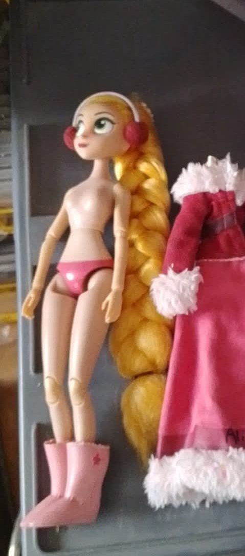 Fraidenangel's tweet photo. I hate rerooting so much (she's finally having longer BLONDE SARAN hair instead of the hideous yellow poly she used to have)
#tangled #tangledtheseries #doll #dolltwt #reroot #rapunzel https://t.co/aEDs7D9c7O