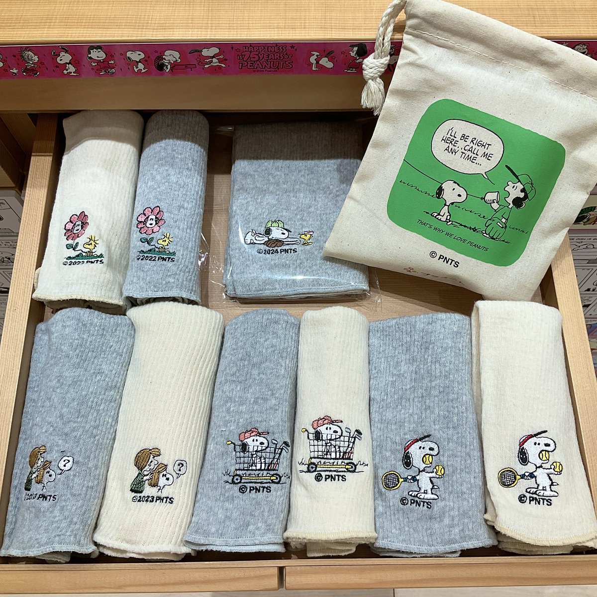 plus2do_'s tweet image. こんにちは！プラスニド丸の内スタッフの鈴木です✨今週も本日よりオープンしております。最近、日中などポカポカな日が増えましたよね…春が近づいている…？🤔店頭では春の気温に合わせて編み込んだ『はるのはらまき』がデザイン豊富に並んでいますよ〜🌸まずははらまきから、衣替えしませんか😌