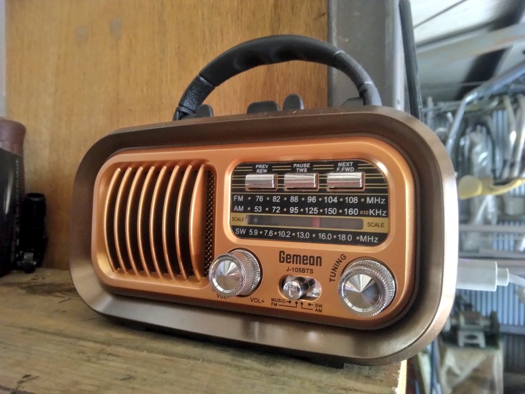 最近作業場のラジオが完全にイカれたので新調したかわいい安物ラジオ