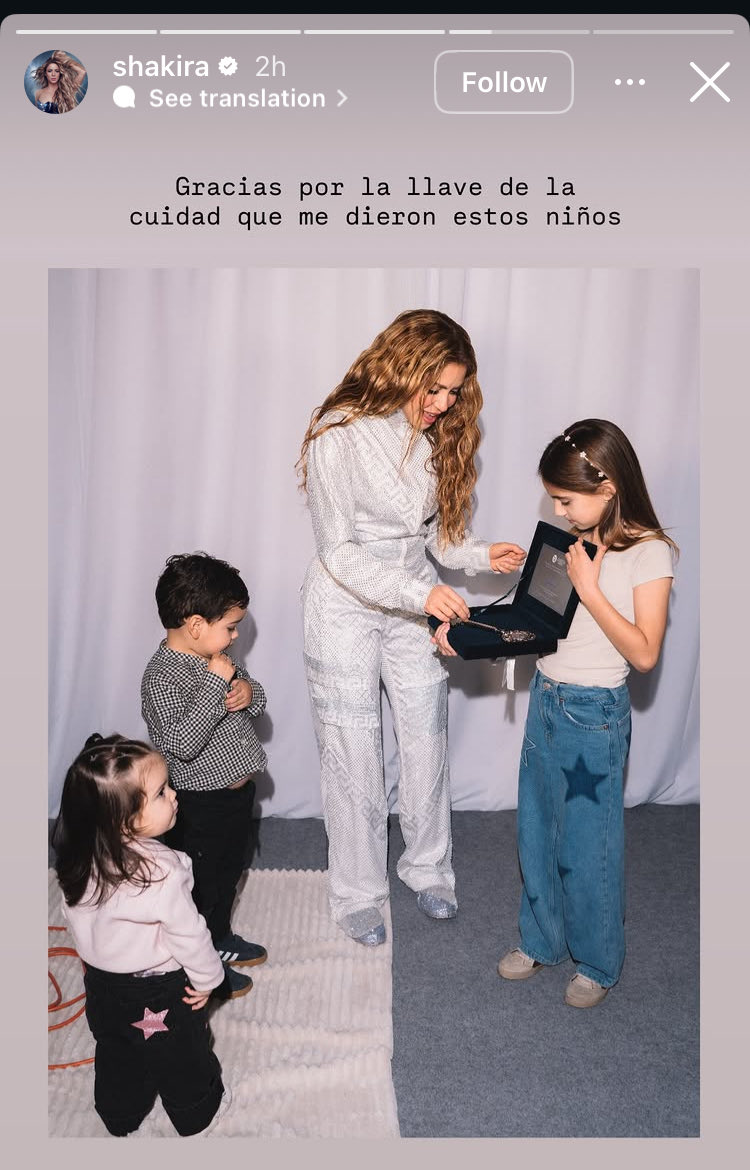 En un país bajo régimen de excepción, con denuncias de tortura y presos políticos, Shakira recibe, feliz, la llave de la ciudad. Curiosamente, su gira se llama Las mujeres ya no lloran, mientras Ruth López lleva 274 días privada de libertad.