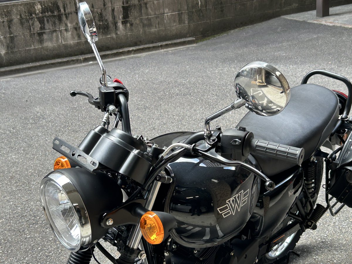 dining6e's tweet photo. W175をプチカスタム⚒️🛠️
しばらくノーマルで乗るつもりだったけど、後方の視野が悪いので、エストレヤに付けてたZⅡタイプのバックミラー��交換😁ちなみに車体は10mm正ネジ。アダプターが着いてて、純正ミラーは10mm逆ネジでした🤚アダプターごと外して装着💁 https://t.co/v45oFAr7Yp