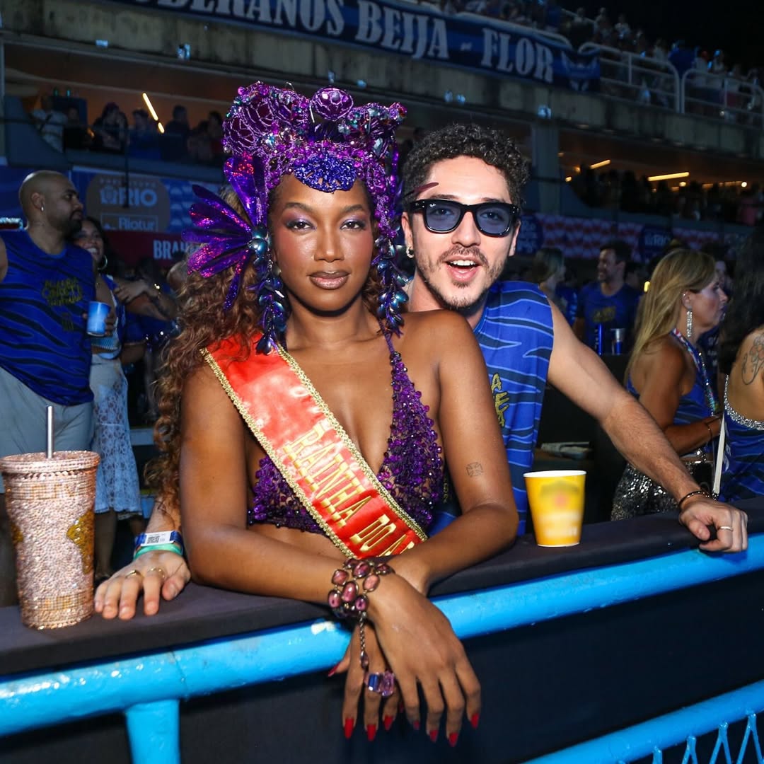 BELÍSSIMOS! ✨
IZA e o ator João Vitor Silva curtindo o Carnaval juntinhos, cheios de sintonia e estilo, direto da Sapucaí. 

Foto: <a href="/quem/">Quem</a>