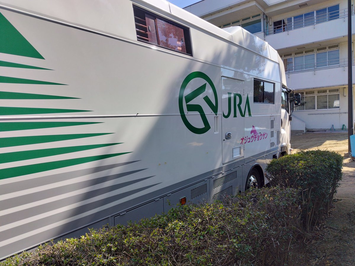 パイセンが一足先に美浦に帰りました🐴🚚💨💨💨 鉄の打ち替え中で