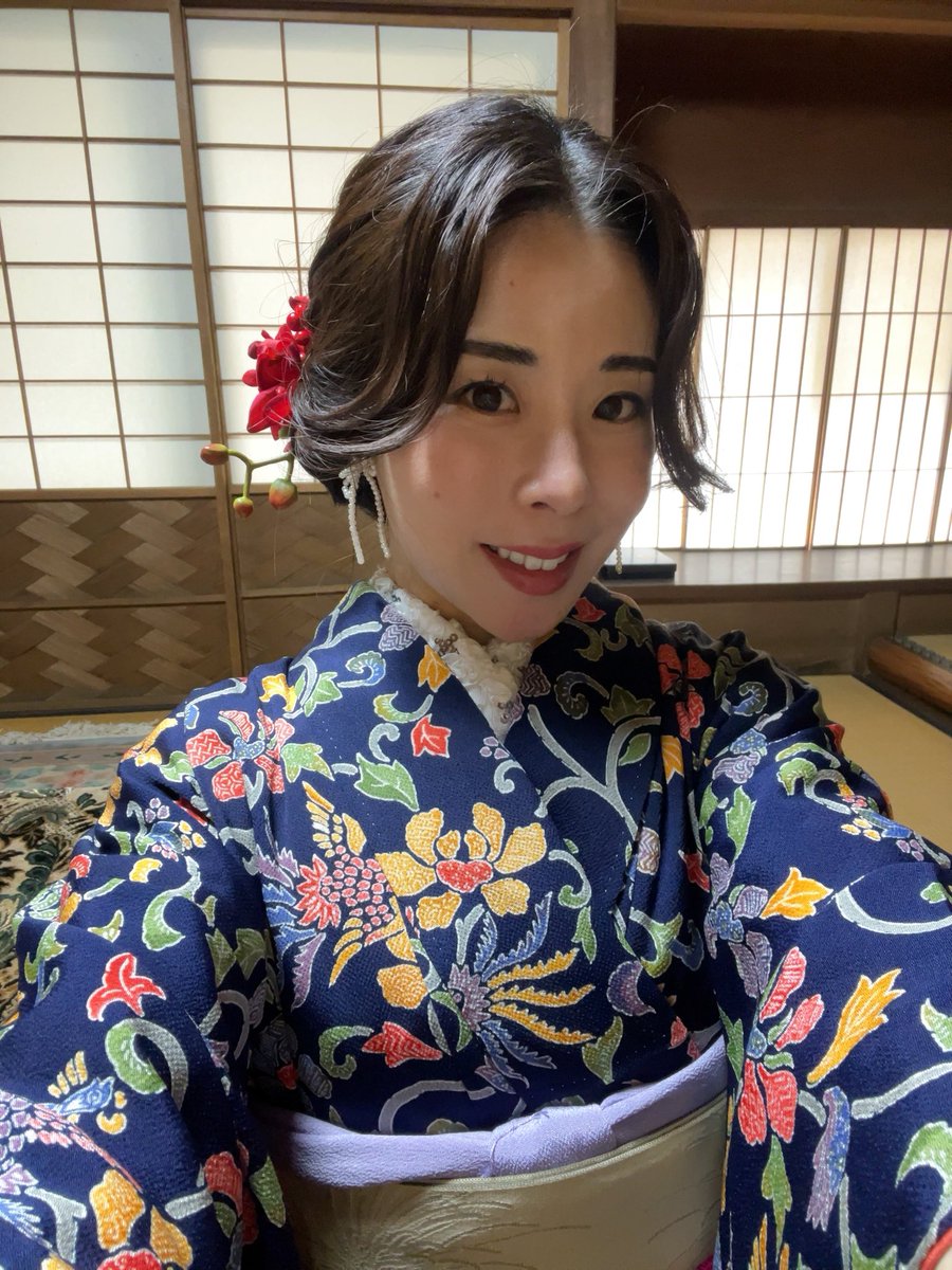 tomomy72pf's tweet photo. 艶やかと書いたいただいたお着物は全て、小坂酒造場さんから徒歩3分くらいの上井着付け教室の先生のお持ち物なのです。💘
もちろん着付けてくださいました。

光の当たり方によって印象が違って、本当に可愛くて、うきうき気分で演奏できました。🪻 https://t.co/cMuMPhO04C