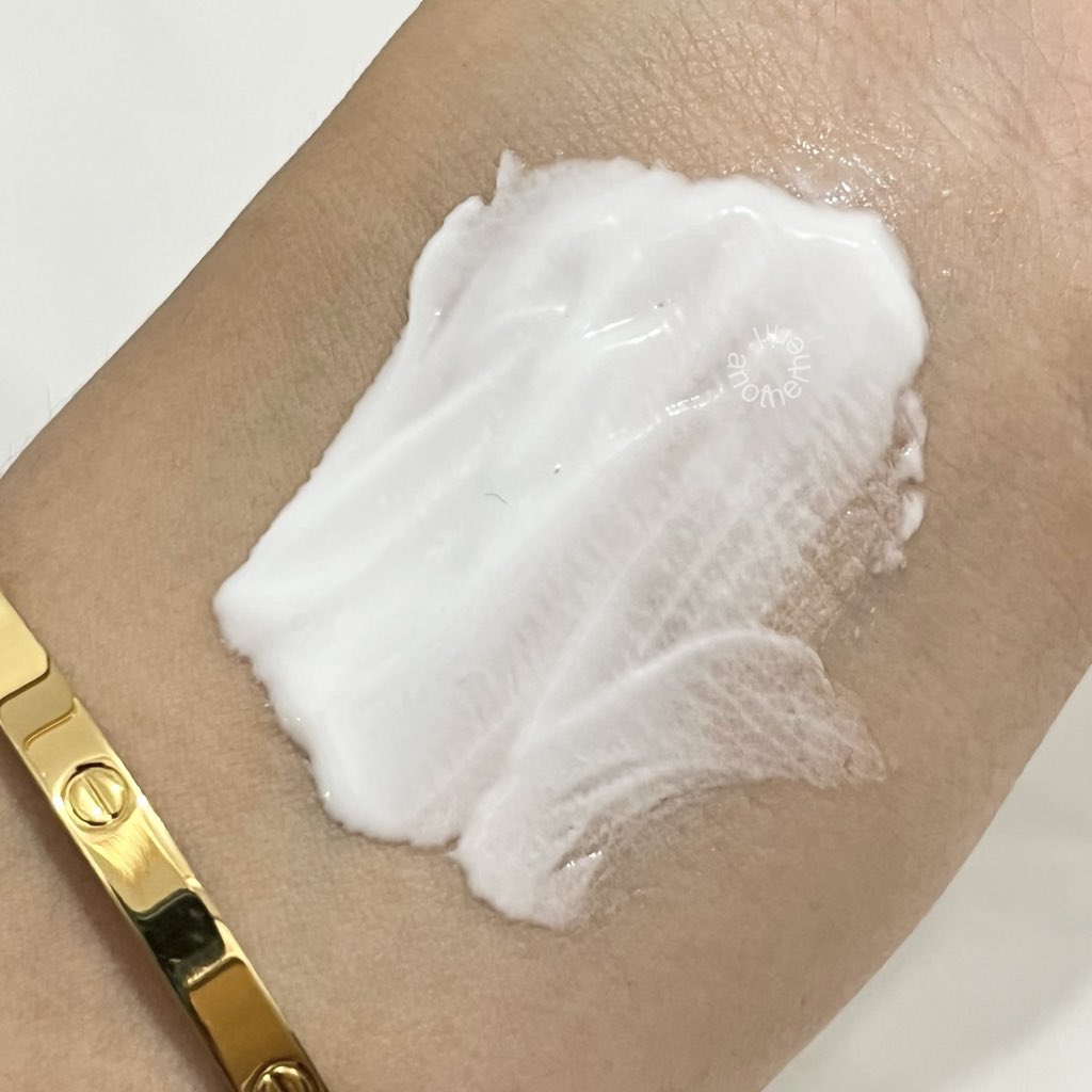 tapi kalo kulitmu suka merah, perih, atau eczema patch, kamu bisa pakai calming balm.

🛒 s.movaofficial.com/mIc44vn4nh

Panthenol Cica Balm dari Teratu ini works banget di aku sebagai soothing step.

Dia bisa jadi alternatif LPR B5 Balm, tapi teksturnya lebih ringan &amp; cocok buat