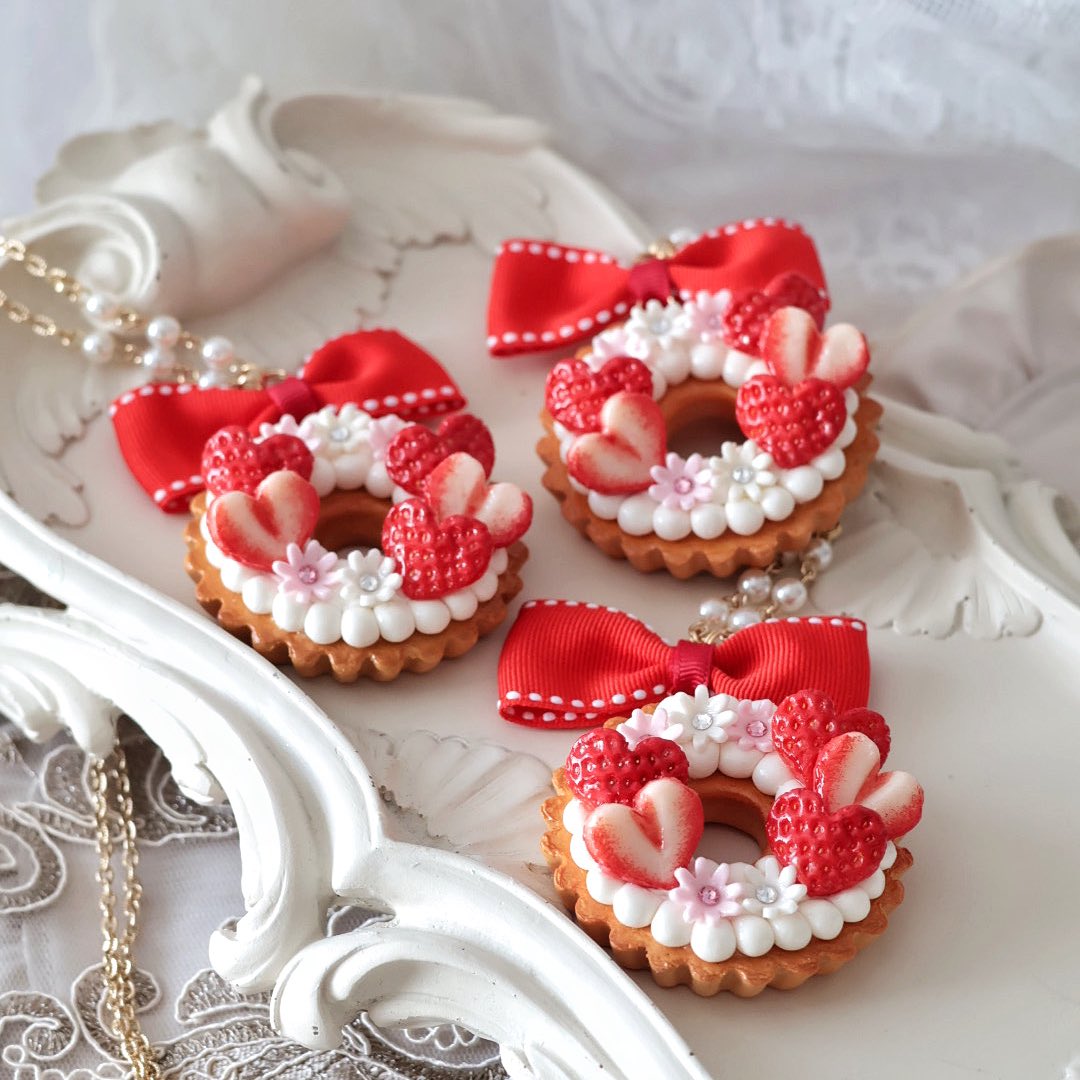 粘土で魅せるフェイクスイーツアクセサリーを制作しています