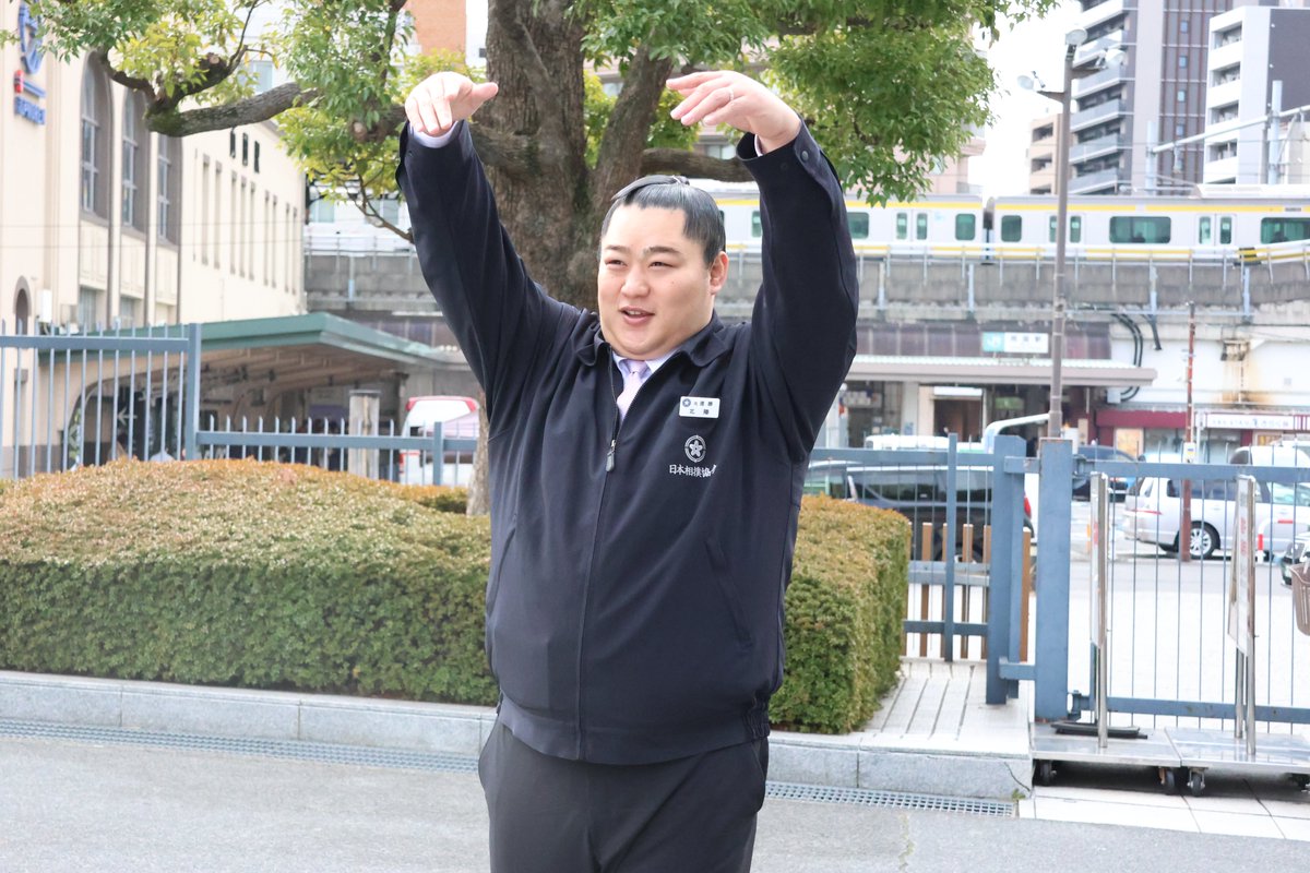 sumokyokai's tweet photo. ＜救助救急訓練＞
本日、国技館において強い地震の発生を想定した救助救急訓練を実施しました。

安全な場所へ誘導する北陣親方(元 遠藤)、錦島親方(元 千代鳳)、佐ノ山親方(元 千代の国)

#sumo #相撲 #救急訓練 https://t.co/LAGZHID1gh
