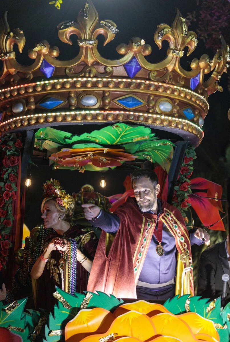 Noah Wyle during the Krewe of Orpheus parade! ✨

📸: nola.com