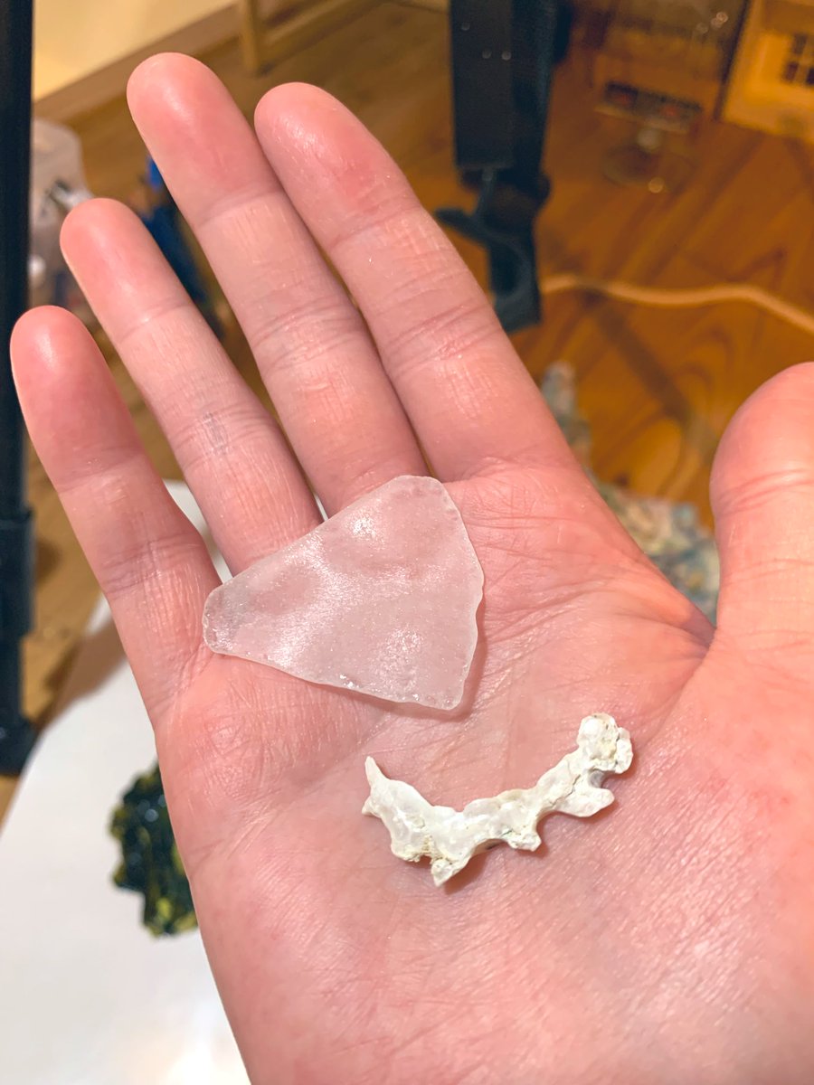 酷いことが起きてたまらず海まで歩きました。
電話が来る時何故かその人の夢を見ます、不思議な事に。
解決することはないかもしれないけど自分の置かれている状況の幸せを噛み締めて、母親と父親の幸せを願って帰宅。
キャンバスに少し顔を向けました。